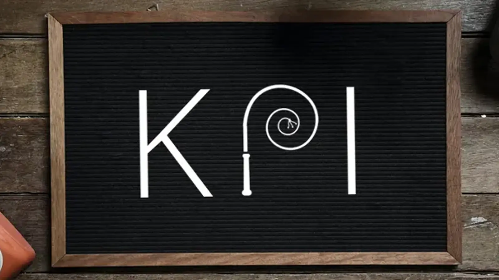 The word KPI displayed on a blackboard